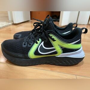 Nike Legend React 2 Black White Ghost Green Mens Size 10 Lightly Worn